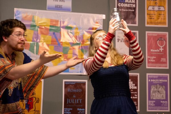 REVIEW: “Thanksgiving Play” in Moline a Daffy, Delicious Feast